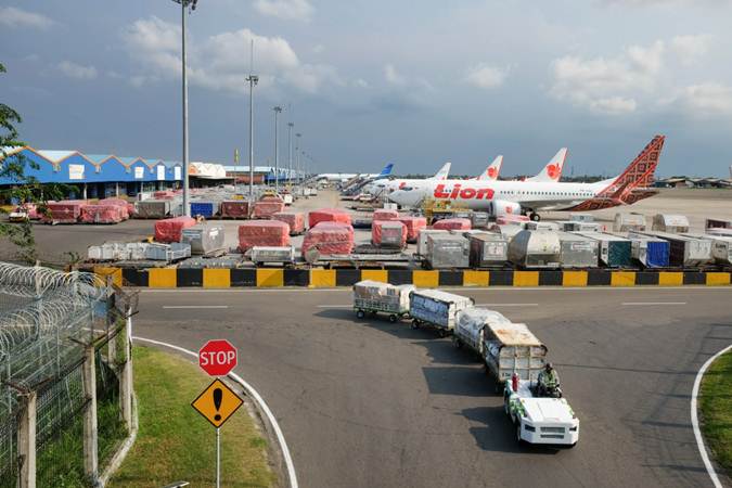 Petugas melakukan bongkar muat barang di Terminal Kargo Bandara Soekarno-Hatta, Tangerang, Banten, Senin (25/2/2019). - Bisnis/Felix Jody Kinarwan
