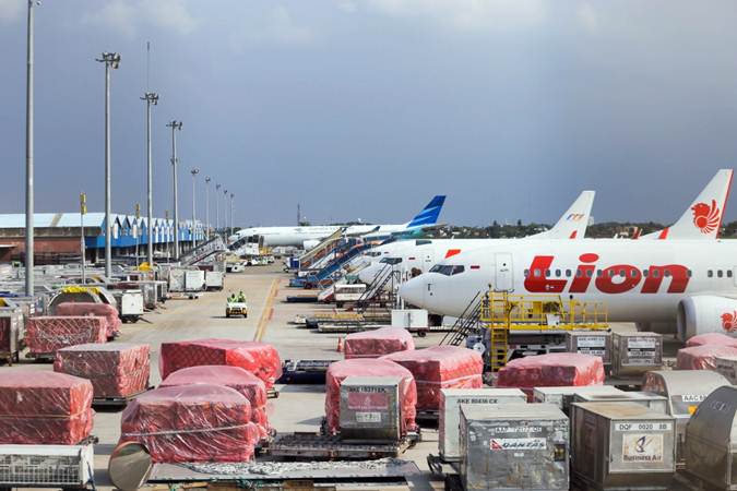 Petugas melakukan bongkar muat barang di Terminal Kargo Bandara Soekarno-Hatta, Tangerang, Banten, Senin (25/2/2019). - Bisnis/Felix Jody Kinarwan