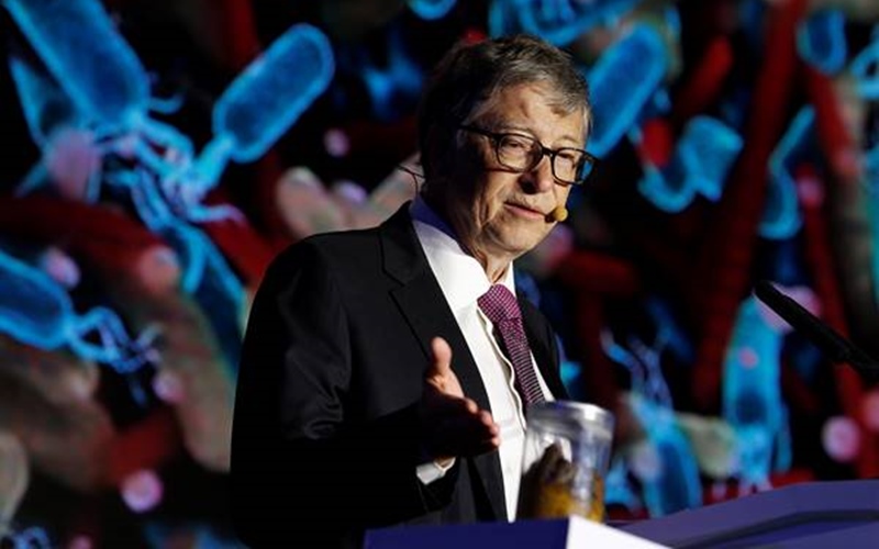 Pendiri Microsoft, Bill Gates, menunjuk sebuah toples berisi kotoran manusia saat berpidatonya di Reinvented Toilet Expo yang menampilkan teknologi sanitasi di Beijing. - Reuters