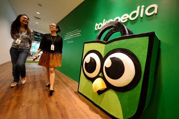 Karyawati berjalan di kantor Tokopedia, di Jakarta. - Bloomberg/Dimas