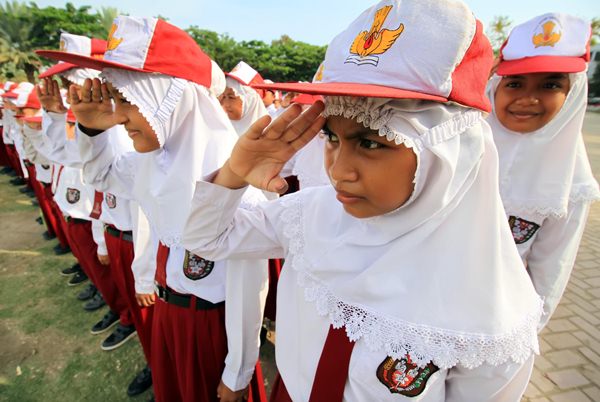 Siswa-siswi di Aceh mengikuti upacara Hari Pendidikan Nasional - Antara/Rahmad