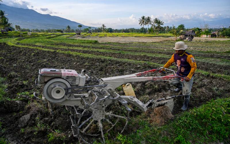 Petani membajak sawahnya menggunakan traktor tangan di Desa Porame, Kabupaten Sigi, Sulawesi Tengah, Sabtu (18/4 - 2020). / Antara
