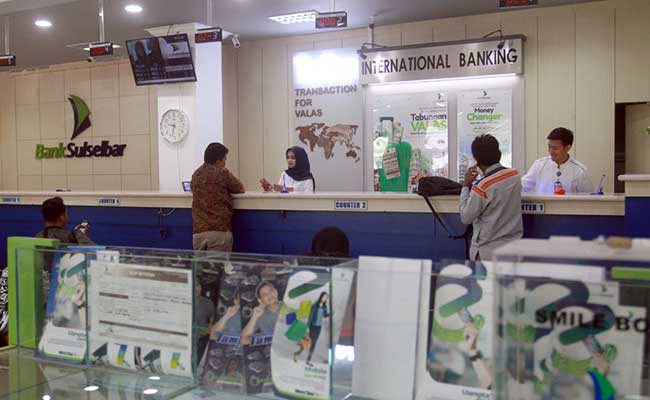 Aktifitas transaksi perbankan di Bank Sulawesi Selatan dan Barat (Sulselbar) di Makassar, Sulawesi Selatan, Jumat (14/2/2020). Bisnis - Paulus Tandi Bone