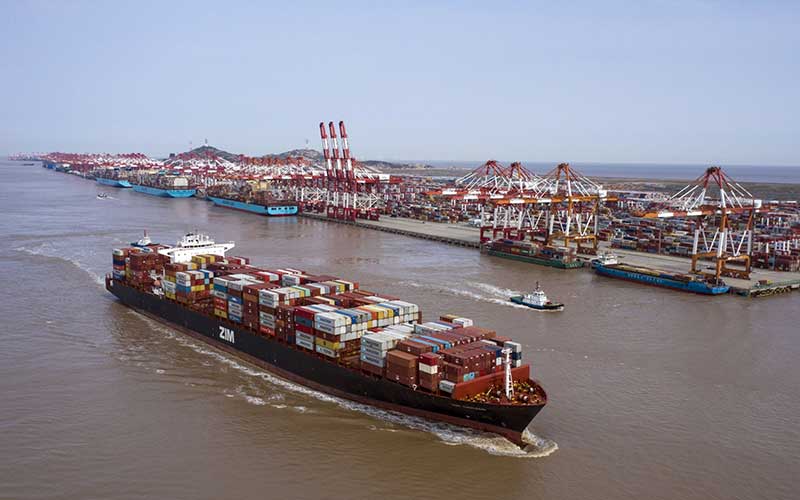 Foto udara kapal yang mengangkut kontainer di Pelabhuan Yangshan Deepwater, Shanghai, China, Senin (23/3/2020). Bloomberg - Qilai Shen\n