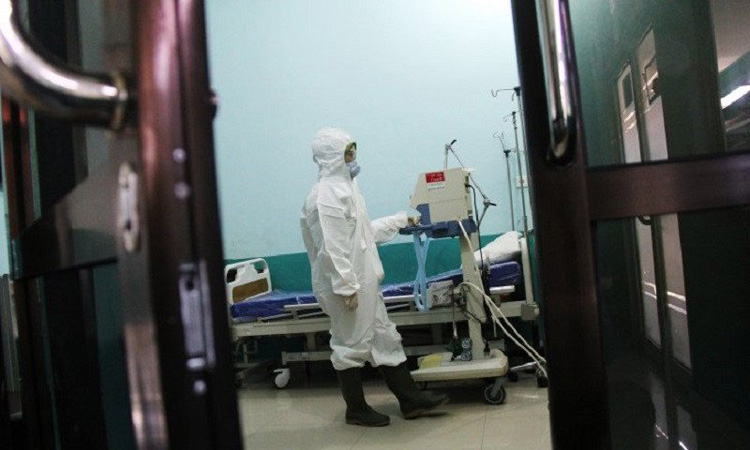 Seorang petugas mempersiapkan peralatan untuk tindakan medis pasien terinfeksi virus corono Wuhan di ruang isolasi instalasi paru Rumah Sakit Umum Daerah (RSUD) Dumai di Kota Dumai, belum lama ini. - Antara/Aswaddy Hamid