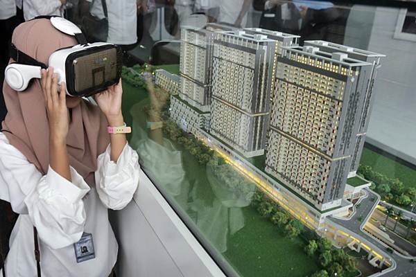 Pengunjung mencoba virtual reality disamping maket hunian terintegrasi transportasi Stasiun Rawa Buntu yang dibangun dengan konsep Transit oriented Development (TOD) di Serpong, Tangerang Selatan, Banten, Senin (10/12/2018). - JIBI/Felix Jody Kinarwan