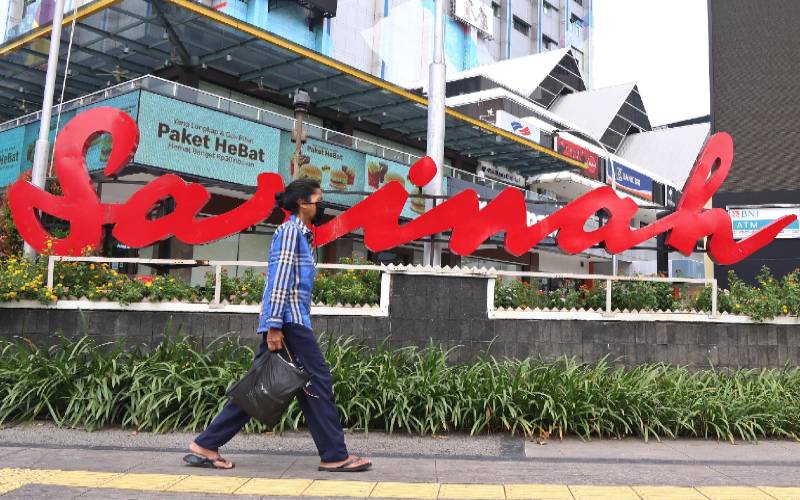 Warga melintasi pusat perbelanjaan Sarinah yang tutup di Jakarta, Rabu (29/4 - 2020). BISNIS.COM