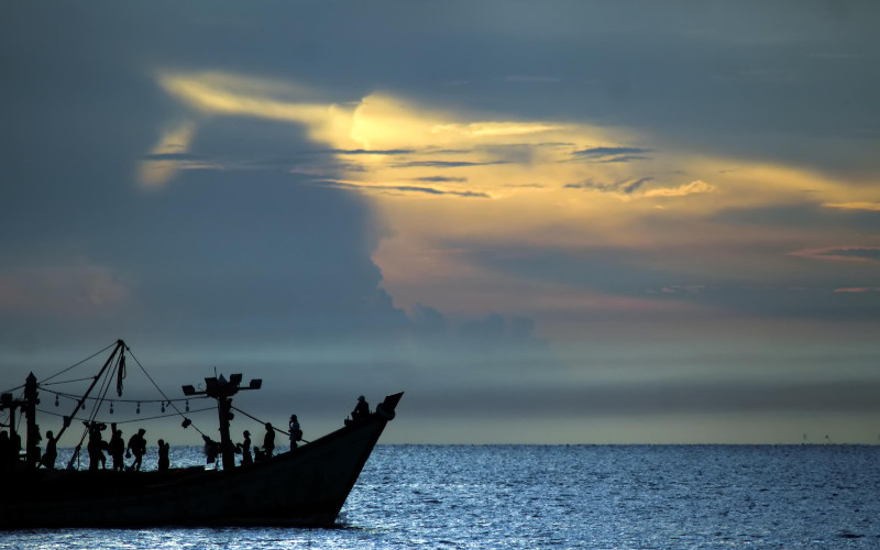Ilustrasi - Kapal nelayan melintas dengan latar belakang matahari terbit di perairan Selat Malaka, Lhokseumawe, Aceh, Rabu (8/4 - 2020). /Antara