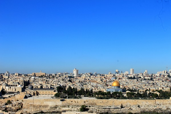 Kompleks Al Aqsa atau Haram Al Sharif, yang meliputi Masjid al-Aqsa dan Dome of the Rock atau Masjid Kubah Batu dengan kubah emasnya, di Yerusalem Timur terlihat dari Bukit Zaitun. - Antara