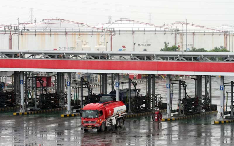 Aktivitas pengisian truk tangki untuk distribusi bahan bakar minyak (BBM) di Depo BBM Pertamina di Plumpang, Jakarta, Senin (4/5/2020). Bisnis - Dedi Gunawan