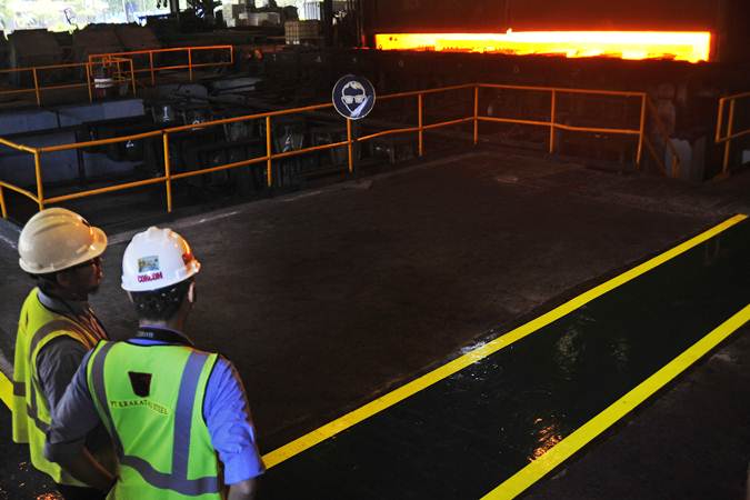 Pekerja mengawasi proses produksi lempengan baja panas di pabrik pembuatan hot rolled coil (HRC) PT Krakatau Steel (Persero) Tbk di Cilegon, Banten, Kamis (7/2/2019). - ANTARA/Asep Fathulrahman