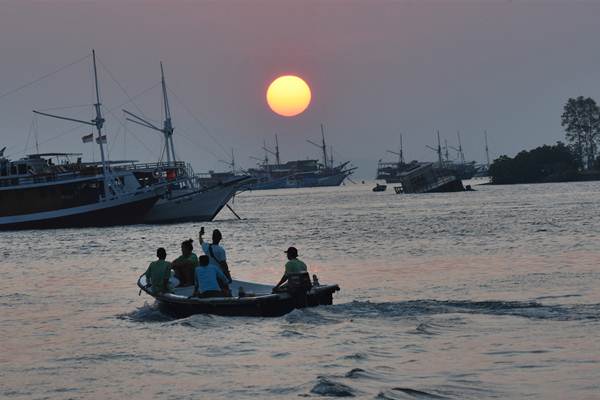 Wisatawan mengabadikan matahari tenggelam di perairan Labuan Bajo, Manggarai Barat, Nusa Tenggara Timur./Antara - Indrianto Eko Suwarso 