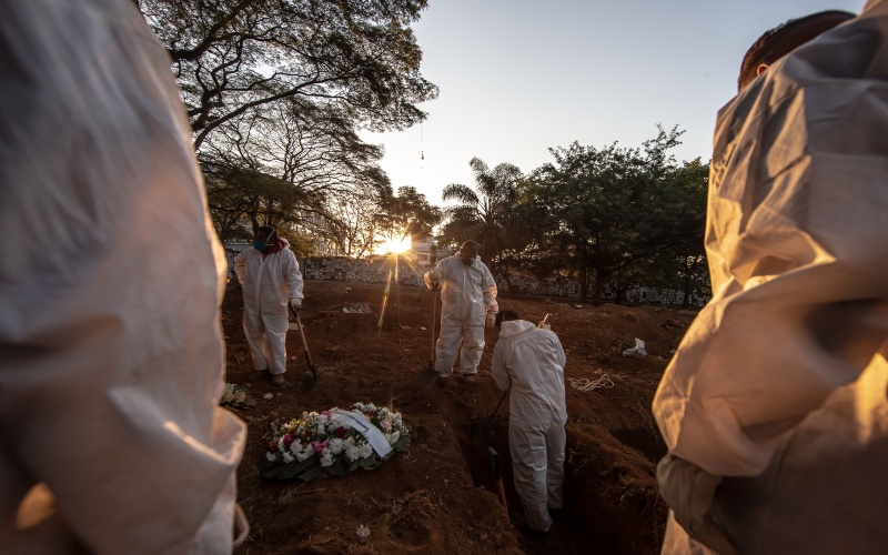 Petugas menguburkan korban virus corona di Brasil. (Bloomberg)