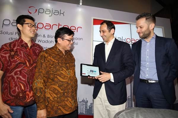 Founder and Director Online Pajak Charles Guinot (kedua kanan) berbincang dengan Chief of Indonesia Accountant Association and Direktur of International Taxes DJP John Hutagaol (kedua kiri), Managing Partner Mazars Indonesia Sebastien Gautier (kanan) dan CEO Sleekr Suwandi Soh di sela-sela peluncuran aplikasi PajakPartner di Jakarta, Selasa (27/2/2018). - JIBI/Abdullah Azzam