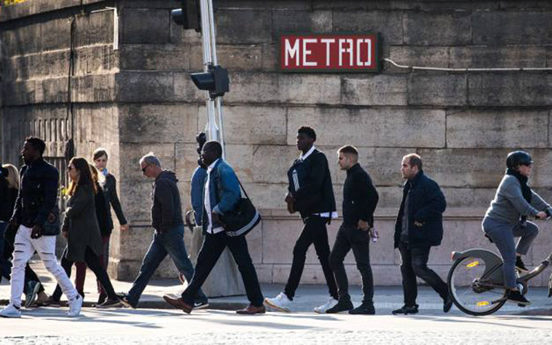 Ilustrasi karyawan saat jam sibuk di Paris, Prancis. - Bloomberg
