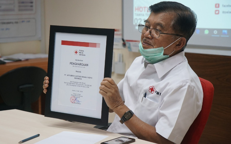 Jusuf Kalla, Ketua Palang Merah Indonesia, menunjukkan sertifikat penghargaan setelah menerima simbolisasi donasi berupa 9.000 unit masker N-95 dari PT Mitsubishi Motors Krama Yudha Indonesia (MMKI), Kamis (14/5 - 2020) / dok.MITSUBISHI 