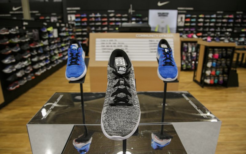 Ilustrasi / Produk alas kaki dengan merek Nike. Bloomberg