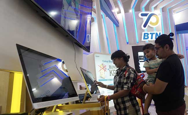 Pengunjung mencari informasi di stan Bank BTN pada pameran Indonesia Properti Expo (IPEX) 2020 di JCC Senayan, Jakarta, Sabtu (15/2/2020). Bisnis - Himawan L Nugraha
