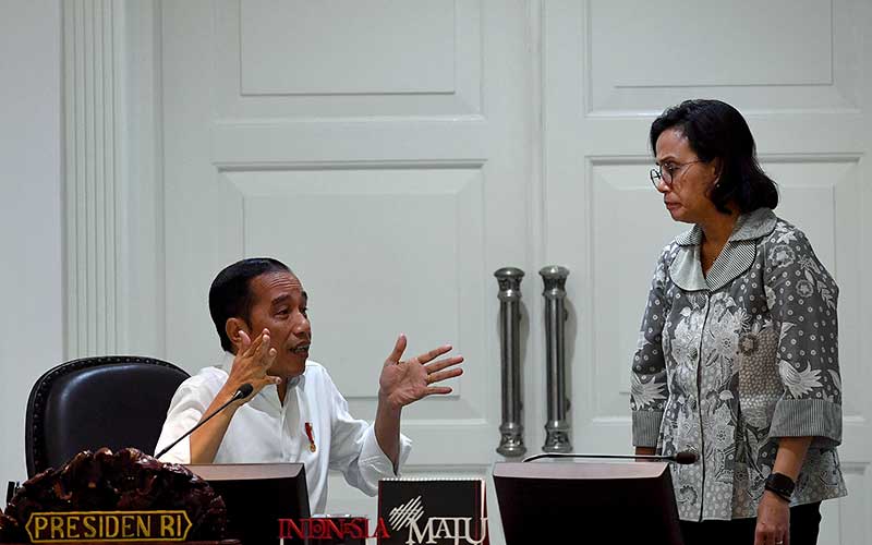 Presiden Joko Widodo (kiri) berbincang dengan Menteri Keuangan Sri Mulyani sebelum memimpin rapat terbatas di Kantor Presiden, Jakarta, Rabu (11/3/2020). Rapat tersebut membahas percepatan penyelesaian permasalahan pertanahan Sumatera Utara. ANTARA FOTO - Sigid Kurniawan