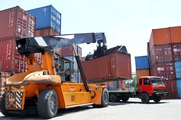 Alat pengangkut kontainer (Reach Stacker) dioperasikan untuk memindahkan kontainer ke atas truk, di Pelabuhan Cabang Makassar yang dikelola Pelindo IV, Selasa (20/2/2018). - JIBI/Paulus Tandi Bone