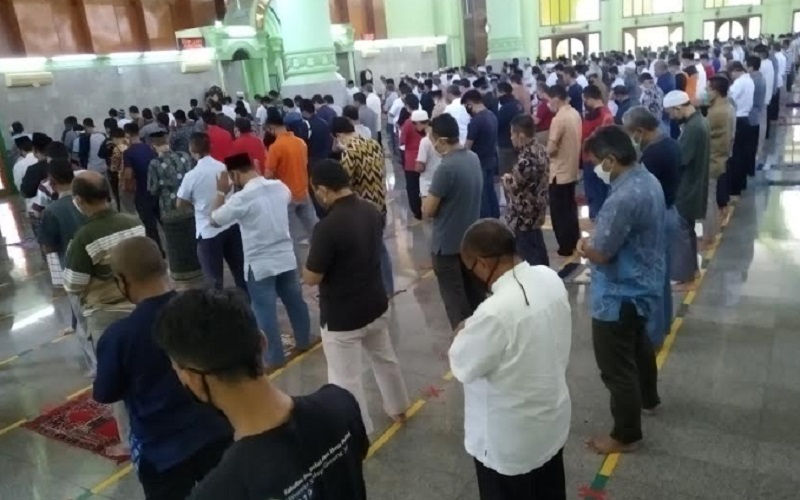 Ibadah Salat Jumat Kembali Dilaksanakan di Masjid Agung Sumber