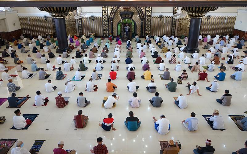 Salat Jumat Di Jakarta Jemaah Terapkan Jaga Jarak Kabar24 Bisnis Com