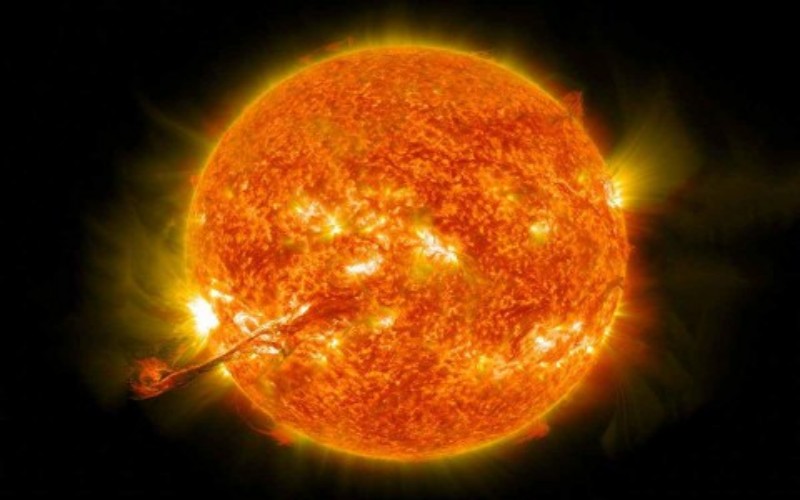 Lapisan terluar matahari berisi gas dan merupakan bagian terluar atmosfer nya disebut