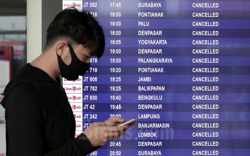 Calon penumpang melihat papan informasi mengenai penerbangan di Terminal IA Bandara Soekarno Hatta, Tangerang, Banten, Jumat (24/4/2020). Bisnis - Eusebio Chrysnamurti