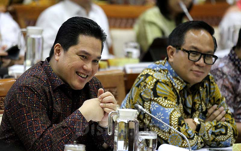 Menteri BUMN Erick Thohir (kiri) bersama dengan Wakil Menteri BUMN II Kartiko Wiroatmojo saat mengikuti rapat kerja dengan Komisi VI DPR RI di kompleks parlemen, Jakarta, Senin (2/12/2019). Bisnis - Arief Hermawan P