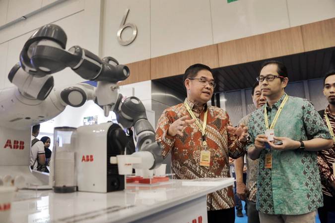 Pengunjung mengamati produk yang dipamerkan pada Indonesia Industrial Summit (IIS) 2019 di ICE BSD, Tangerang, Banten, Senin (15/4/2019). - Bisnis/Felix Jody Kinarwan