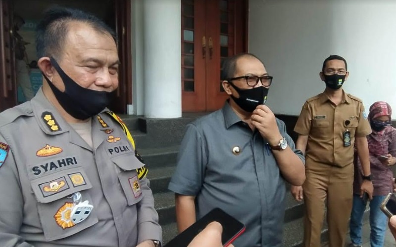 Wali Kota Bandung Oded M Danial didampingi Ketua Pelaksana Satgas Saber Pungli Jabar Kombespol Syahri Gunawan - Bisnis/Dea Andriyawan