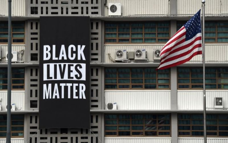 Bendera Black Lives Matter dan Bendera LGBT Dicopot Dari Kedubes US di Seoul