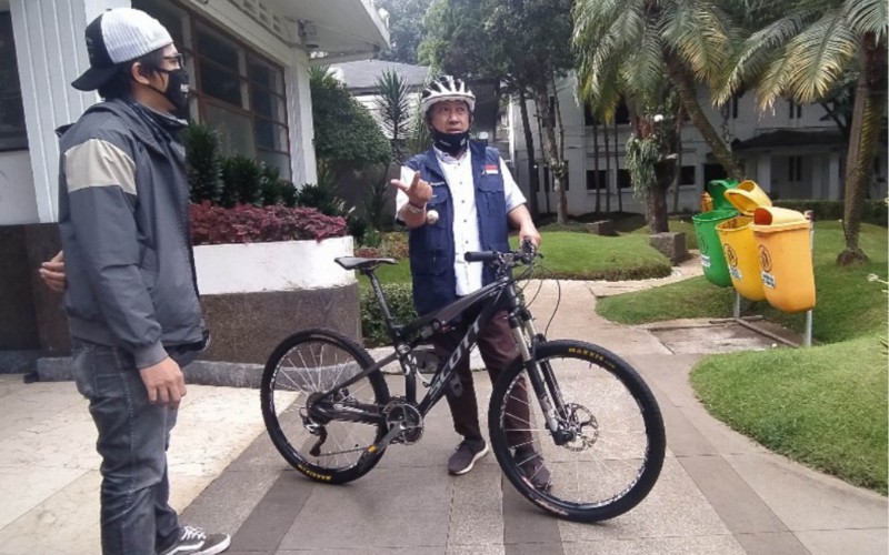 Wakil Wali Kota Bandung, Yana Mulyana memilih pulang pergi dinas menggunakan sepeda untuk meningkatkan daya tahan tubuh di tengah pandemi Covid-19. Terlebih, Yana pernah mengalami terpapar Covid-19. - Bisnis/Dea Andriyawan