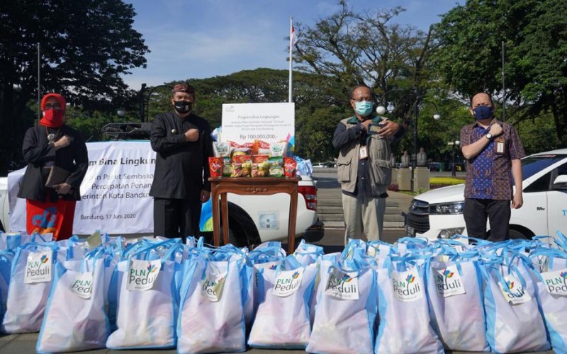 PLN Unit Induk Distribusi (UID) Jabar salurkan 750 paket sembako senilai Rp100 juta untuk warga yang terdampak Pandemi Covid/19 melalui Gugus Tugas Percepatan Penanganan Covid/19 Kota Bandung.