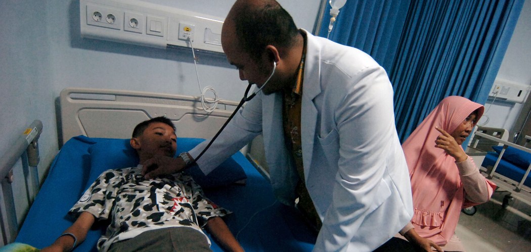 Dokter memeriksa pasien anak penderita DBD saat menjalani perawatan di Rumah Sakit Mitra Siaga, Kabupaten Tegal, Jawa Tengah, Jumat (14/2/2020). - ANTARA FOTO/Oky Lukmansyah