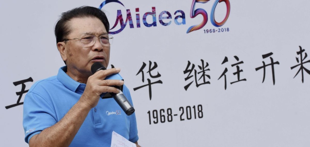 He Xiangjian dalam acara perayaan 50 tahun Midea./Bloomberg - AP Photo