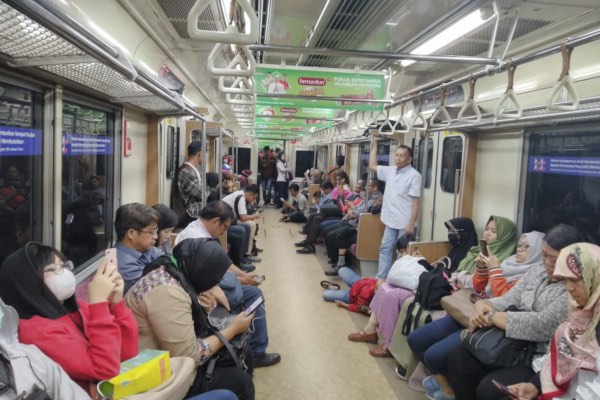 Situasi di dalam kereta commuterline arah Jatinegara yang sudah menunggu 1,5 jam karena adanya rel patah di jalur menuju Stasiun Angke, Senin (15/4/2019). - Bisnis/Surya Riyanto