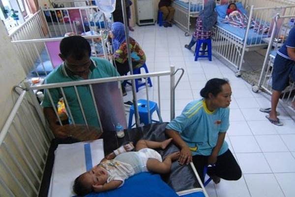 Sejumlah pasien penderita demam berdarah dengue (DBD) menjalani perawatan di RSUD Ungaran, Kabupaten Semarang, Jawa Tengah, Kamis (4/2).  - Antara