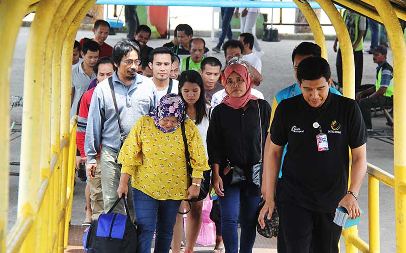 Malaysia Deportasi 450 WNI Tahanan Imigrasi - Kabar24 Bisnis.com