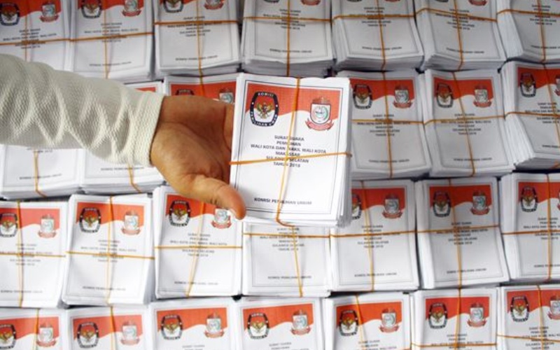 Tenaga relawan menunjukkan surat suara pilkada Wali Kota dan Wakil Wali Kota Makassar yang telah disortir, di kantor KPU Makassar, Sulawesi Selatan, Rabu (13/6) - Antara