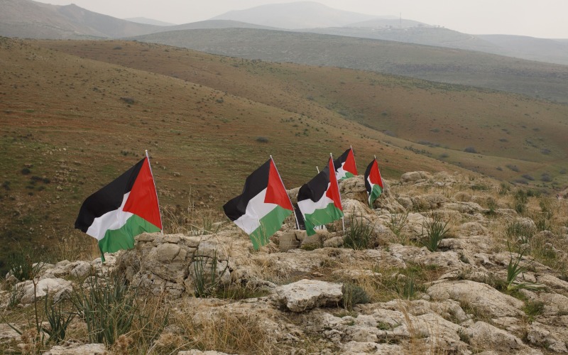 Bendera Palestina dipasang berderet di Lembah Yordania, Tepi Barat. - Bloomberg/Kobi Wolf