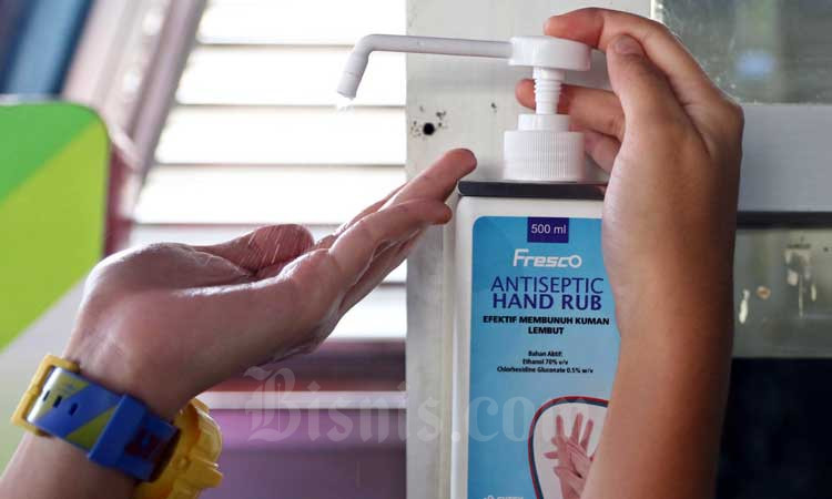 Penumpang menggunakan antiseptik atau hand sanitizer di Halte Harmoni, Jakarta, Selasa (3/3/2020). Bisnis - Eusebio Chrysnamurti