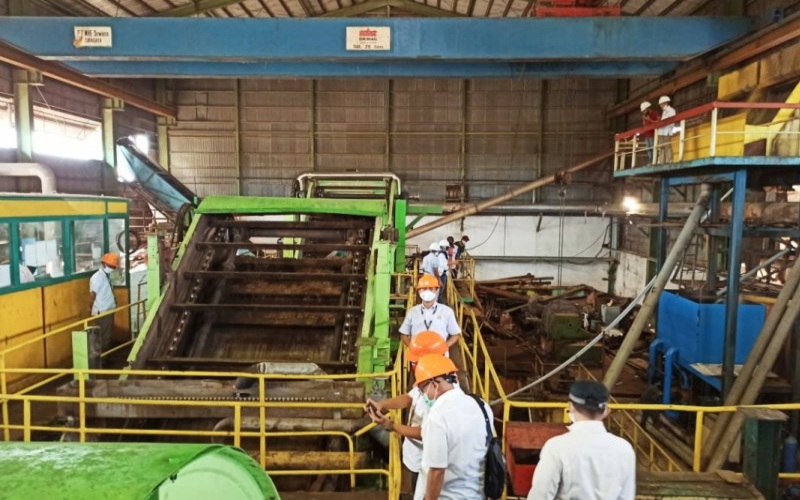 Direksi PTPN XIV melakukan kunjungan saat pembukaan masa giling tebu di pabrik gula di Kabupaten Takalar, Sulawesi Selatan, Rabu (24/6/2020). - Antara/PTPN XIV.