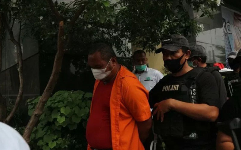 John Kei dikawal oleh petugas Polda Metro Jaya setelah dihadirkan dalam jumpa pers di Mako Polda Metro Jaya pada Senin (22/6/2020)./Antara - Fianda Rassat