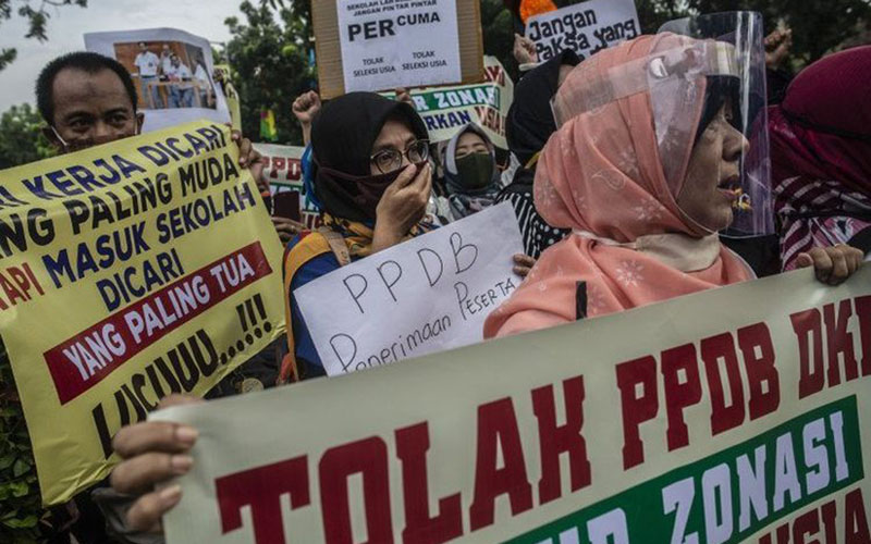 Sejumlah orang tua murid terdampak PPDB DKI Jakarta yang memberlakukan syart usia berunjuk rasa di depan Gedung Balai Kota DKI Jakarta pada Selasa (23/6/2020)./Antara - Aprilio Akbar