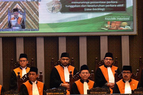Ilustrasi - Sejumlah hakim agung dan hakim ad hoc mengikuti Sidang Pleno Laporan Tahunan 2016 yang dipimpin Ketua Mahkamah Agung (MA) M. Hatta Ali di Gedung MA, Jakarta, Kamis (9/2). - Antara