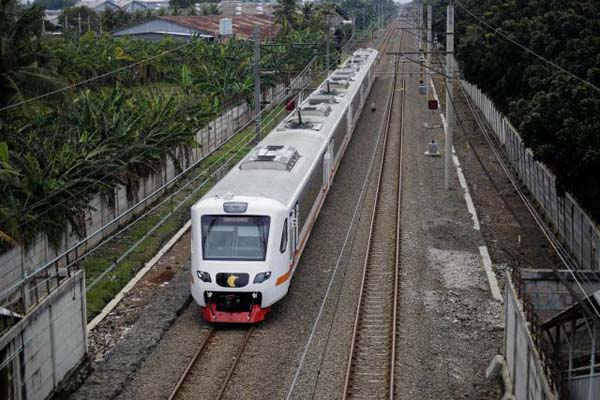 Kereta Api Bandara melintas di jalur perlintasan kereta di Tangerang, Banten, Senin (19/3).  - Bisnis/Jody Kinarwan