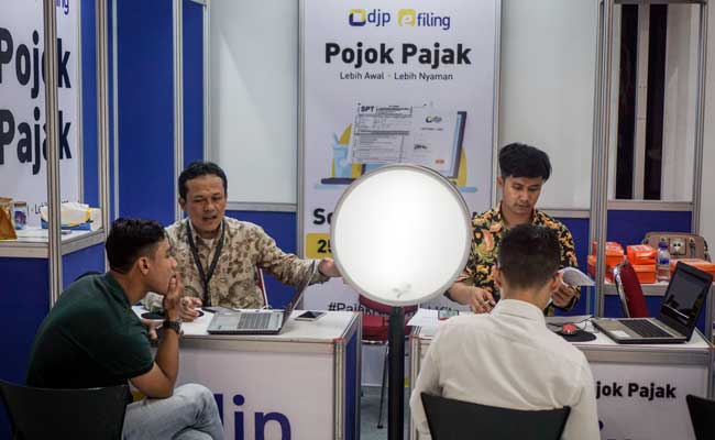 Warga berkonsultasi dengan petugas pajak saat melapokan SPT tahunan wajib pajak melalui layanan e-Filling Pojok Pajak di pusat perbelanjaan Grand Mall Solo, Jawa Tengah, Selasa (26/3/2019). ANTARA FOTO - Mohammad Ayudha