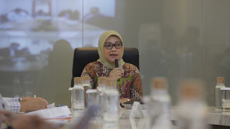 Menteri Ketenagakerjaan Ida Fauziyah saat menggelar telekonferensi dengan para petugas Atase Ketenagakerjaan (Atnaker) perwakilan pejabat RI di sejumlah negara di Kantor Kemenaker, Jakarta, Selasa (4/2/2020). -  ANTARA / Reno Esnir