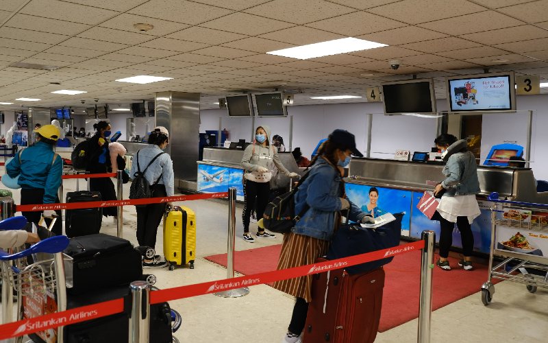 Sejumlah warga negara Indonesia (WNI) antre untuk mendaftar repatriasi di Bandar Udara Internasional Colombo, Sri Lanka, Jumat (1/5 - 2020) malam. KBRI Colombo merepatriasi mandiri gelombang kedua dengan memulangkan 347 pekerja migran Indonesia (PMI) dari Sri Lanka dan Maladewa ke Indonesia akibat pandemi Covid/19. ANTARA
